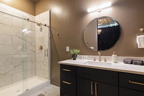 Shower, hair dryer, towels - The Midnight Muse on Music Row - POOL & Rooftop! (Nashville)