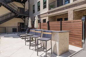 Terrace/patio - The Midnight Muse on Music Row - POOL & Rooftop! (Nashville)