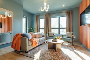 Living area - The Golden Hour Getaway | Rooftop Deck & POOL! (Nashville)