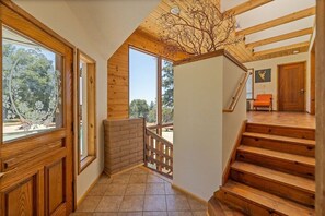 A wooden staircase leading to a balcony with a view of trees. - Private Hilltop Cabin Near Yosemite, California (Mariposa)