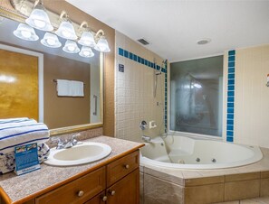Jetted bath, hair dryer, towels, soap - Legacy Vacation Club Resort 3 BR 2 BA Condo (Kissimmee)