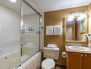 Jetted bath, hair dryer, towels, soap - Legacy Vacation Club Resort 3 BR 2 BA Condo (Kissimmee)