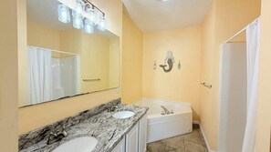 Shower, hair dryer - Spacious 7 bedrooms duplex walk to the beach+pool (North Myrtle Beach)