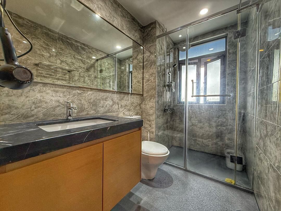 Secadora de cabello, bidet, toallas, jabón 