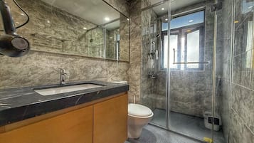 Secador de pelo, bidet, toallas, jabón
