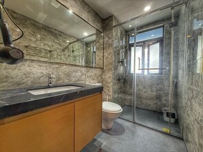 Hair dryer, bidet, towels, soap - Cozy studio apartment in charming Johor Bahru (Johor Bahru)