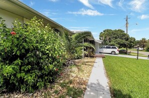 Property grounds - Private 1BR Waterfront Suite Near Siesta Key,Venice Beach & Warm Mineral Springs (Port Charlotte)