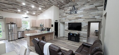 3-bedroom apartment in enchanting Ketchikan with AC