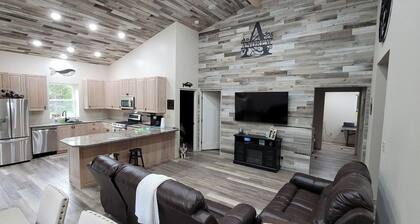 3-bedroom apartment in enchanting Ketchikan with AC