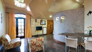 Loft família, sacada, vista para o mar | Parte interna