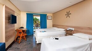 A hotel room with two beds, a desk, a chair, a TV, and a balcony with blue curtains. - Hotel privê do Atalaia  (Salinópolis)