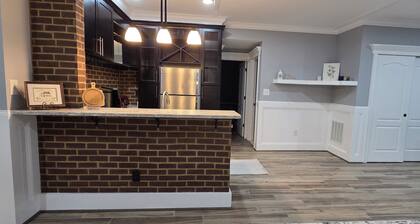 Spacious Private Suite in Gainesville • Separate Entrance • WiFi • Washer/Dryer