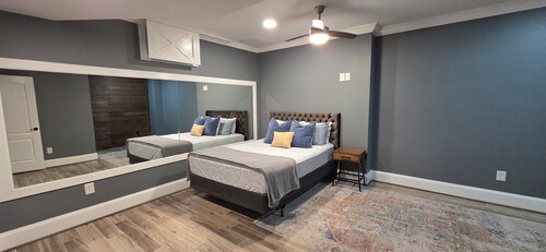  Spacious Private Suite in Gainesville • Separate Entrance • WiFi • Washer/Dryer