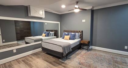 Spacious Private Suite in Gainesville • Separate Entrance • WiFi • Washer/Dryer