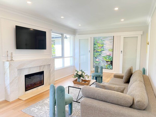 TV, fireplace