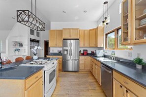Microwave, oven, stovetop, dishwasher - Private mountain paradise, 20 acres, sleeps 14+ with fitness room (Carbondale)