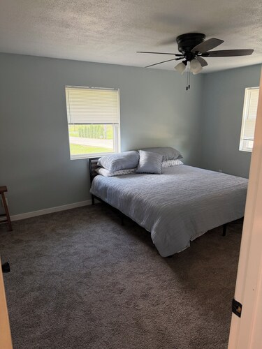 Cozy 2 Bedroom River Front House