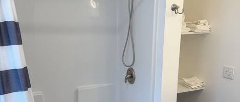 Secadora de cabello, toallas, jabón, papel de baño