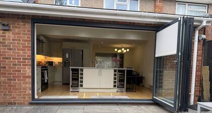 Stylish 3 bedroom home near Legoland Windsor Castle London Heathrow & Near River
