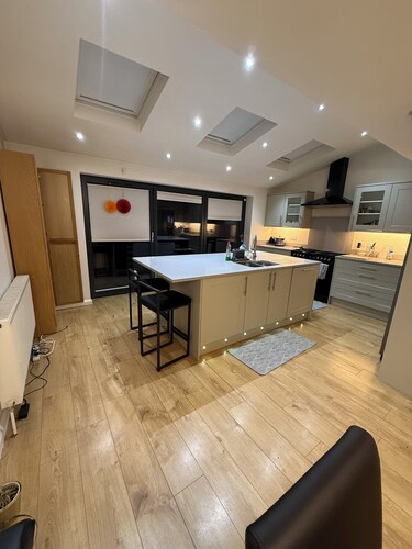 Stylish 3 bedroom home near Legoland Windsor Castle London Heathrow & Near River