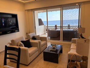 Books - One Bedroom Oceanfront - Puerto Escondido 1423 (Bajos de Chila)