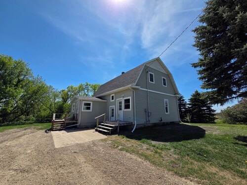 Highland Heights Farmhouse. On the beautiful prairie in Lisbon, ND. 17+ acres!