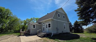 Highland Heights Farmhouse. On the beautiful prairie in Lisbon, ND. 17+ acres!