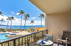 Outdoor dining - Newly renovated ocean view one bedroom condo in Kihei with AC (Kihei)