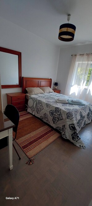 Shared Dormitory, 1 Bedroom, Balcony - Room-warm Double Bedroom Central Beach L (Almada)