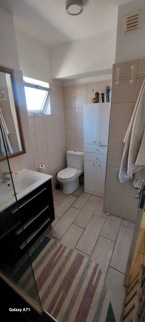 Shared Dormitory, 1 Bedroom, Balcony | Bathroom - Room-warm Double Bedroom Central Beach L (Almada)