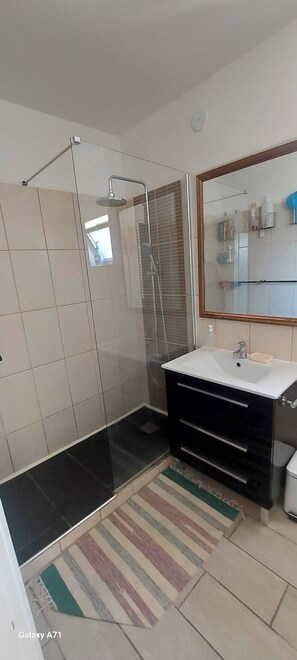 Bathroom - Room-warm Double Bedroom Central Beach L (Almada)