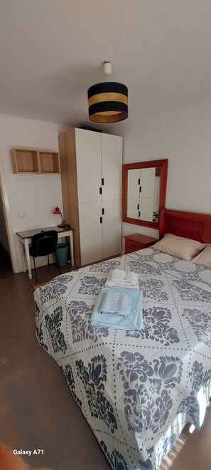 Shared Dormitory, 1 Bedroom, Balcony - Room-warm Double Bedroom Central Beach L (Almada)