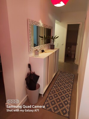 Interior - Room-warm Double Bedroom Central Beach L (Almada)