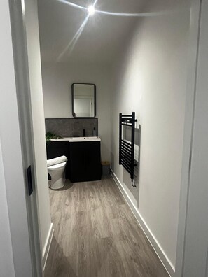 Shower, hair dryer, towels - Stylish 1BR Flat in Hull City Centre (Hull)