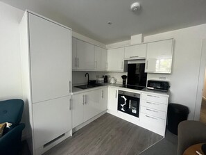 Een koelkast, een magnetron, een oven, een koffiezetapparaat/waterkoker