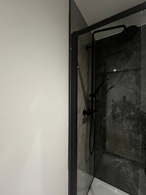 Shower, hair dryer, towels - Stylish 1BR Flat in Hull City Centre (Hull)