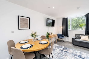 Dining - Stylish 1BR Flat in Hull City Centre (Hull)
