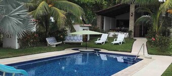 In Front of the Beach! Spacious 4-bedroom villa in charming Sonsonate with AC.