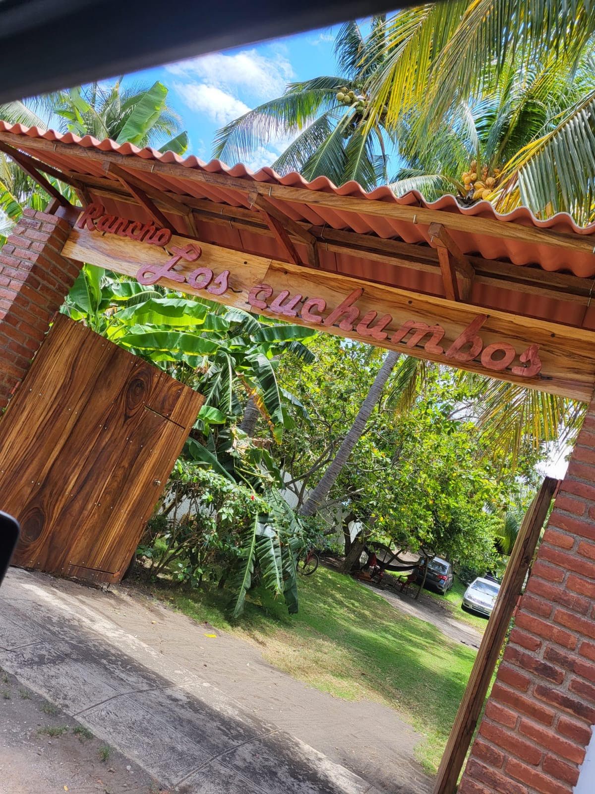 Una estructura de madera con un letrero que dice 'Rancho Los Cucamigos'.