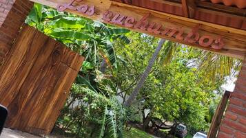 Una estructura de madera con un letrero que dice 'Rancho Los Cucamigos'.