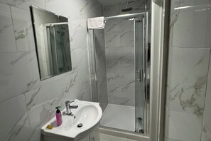 Dusche, Haartrockner, Handtücher