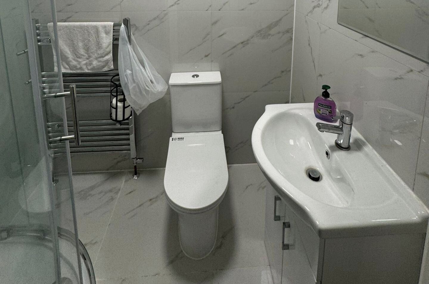 Een douche, een haardroger, handdoeken