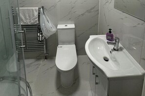Dusche, Haartrockner, Handtücher