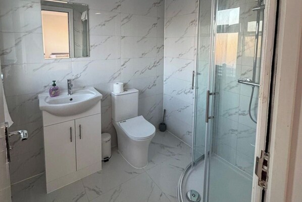 Dusche, Haartrockner, Handtücher