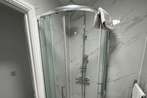 Dusche, Haartrockner, Handtücher
