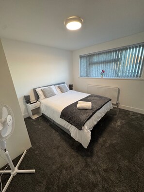 Iron/ironing board, WiFi, bed sheets - Near Heathrow - Studio - WiFi - Parking - Sleeps 2 (Uxbridge)