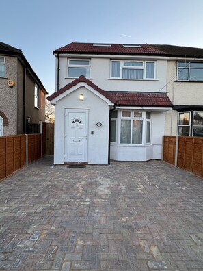 Exterior - Near Heathrow - Studio - WiFi - Parking - Sleeps 2 (Uxbridge)