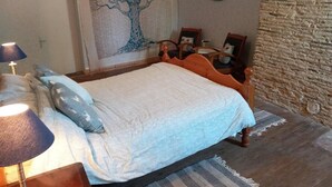 1 bedroom, iron/ironing board, WiFi, bed sheets - Cottage Sleeps 2- Pet Friendly, WiFi, Free Parking (Montauriol)