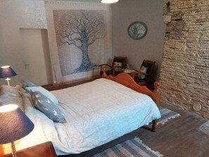 Iron/ironing board, WiFi, bed sheets - Cottage Sleeps 2 - Free Parking, Pet Friendly (Montauriol)