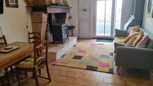 TV, fireplace - Cottage Sleeps 2- Pet Friendly, WiFi, Free Parking (Montauriol)